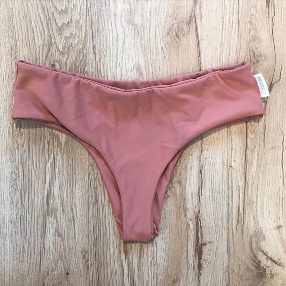 Cheeky bikini bottoms🍑 - Picture 2 of 3